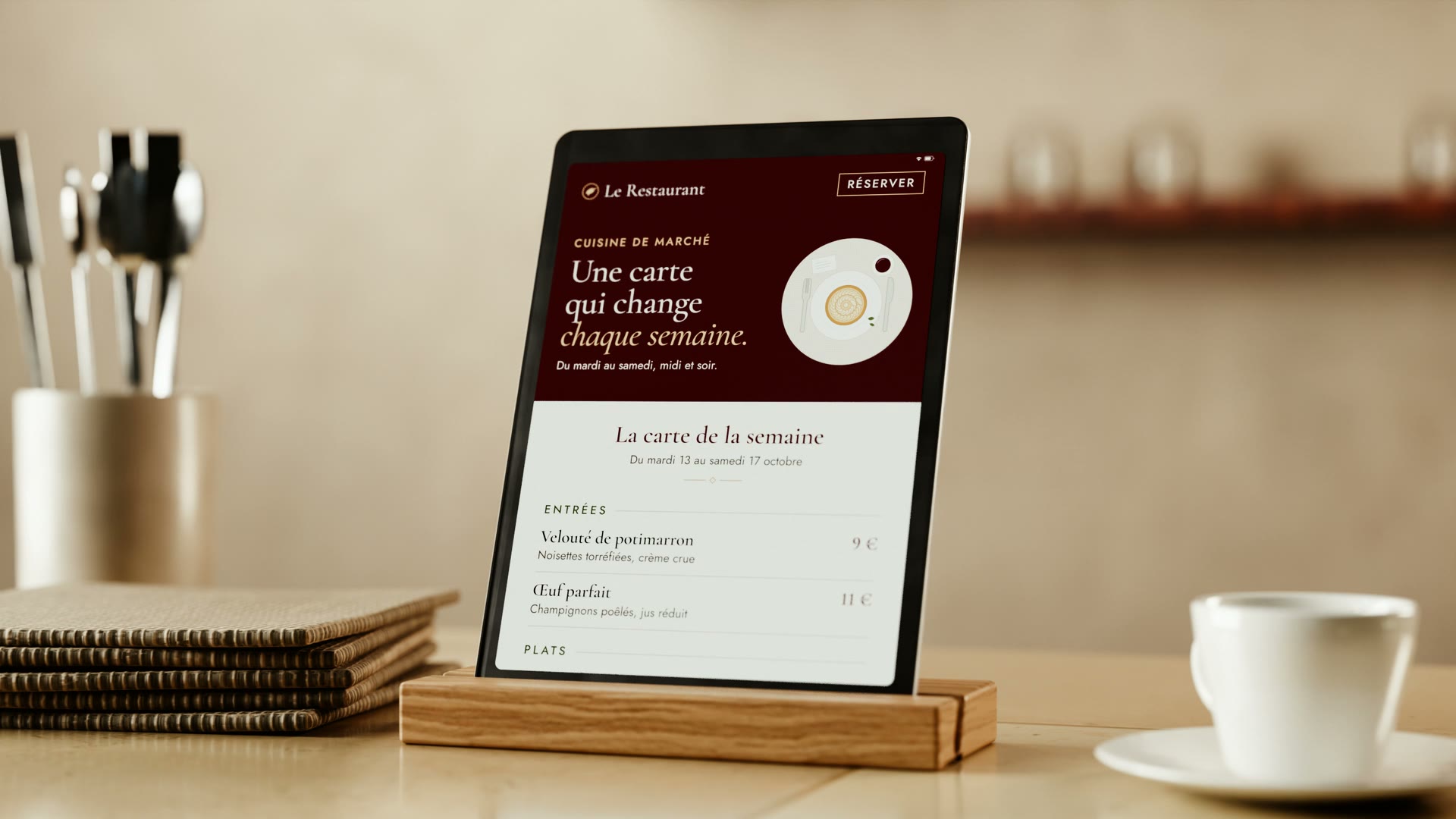 Sur le comptoir d’un restaurant, une tablette affiche la carte de la semaine.